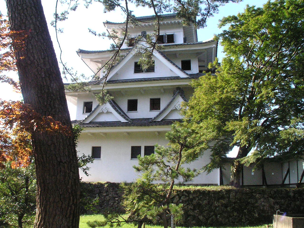 Couvre-livre en soie Gujo Tsumugi : le pongé tissé et teint aux plantes de Gifu [2026]