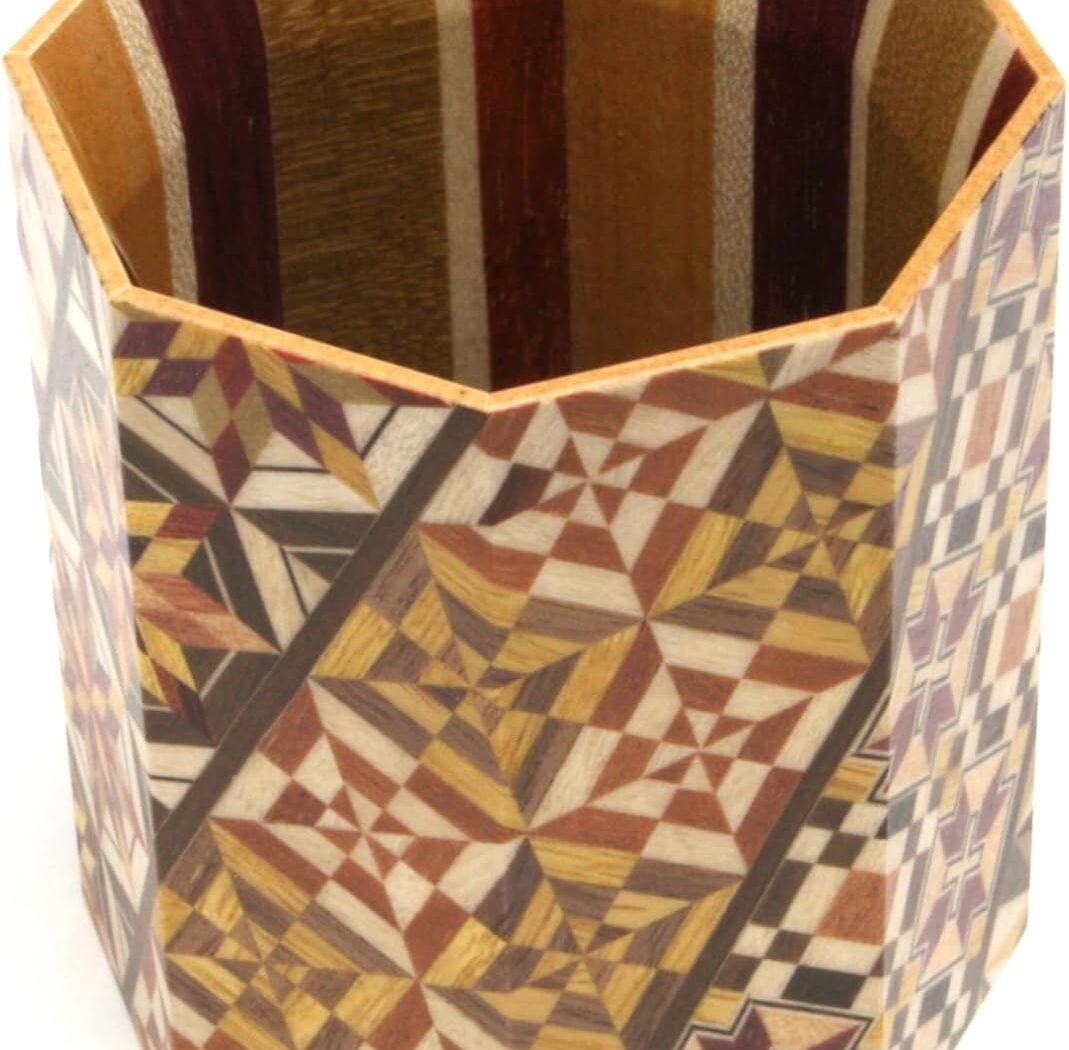 Pot à crayons octogonal en marqueterie Hakone Yosegi-Zaiku par Hakone Maruyama — 200 ans de marqueterie sur bois (¥3,200 / ≈$21 USD) [Guide d’achat 2026]