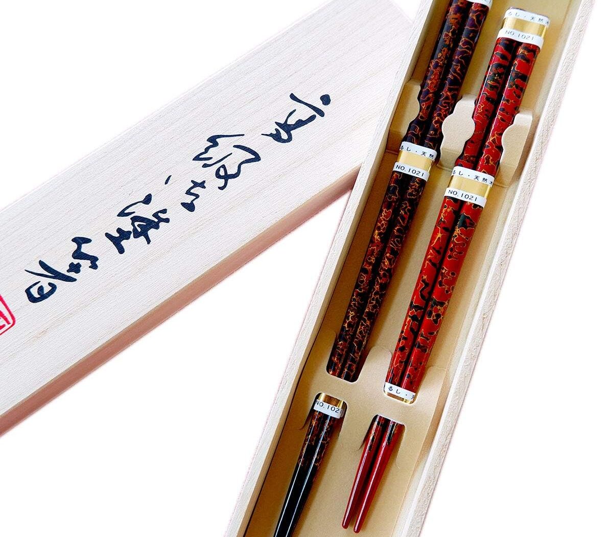 Baguettes laquées Tsugaru-nuri (paire mari-et-femme) en coffret de paulownia — tradition d’Aomori laquée à la main (¥7,480 / ≈$50 USD) [Guide d’achat 2026]