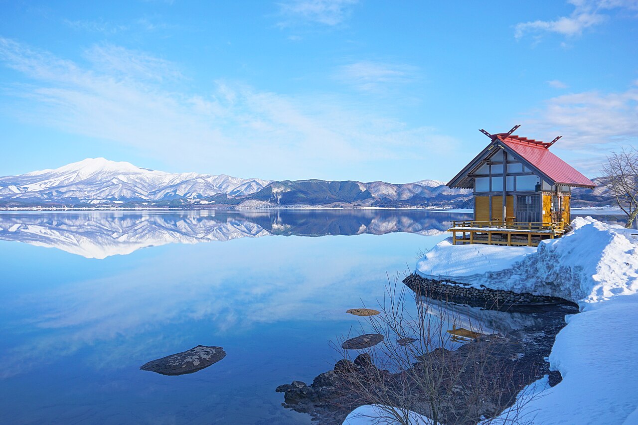 Le lac Tazawa, dans l'intérieur d'Akita, le lac le plus profond du Japon