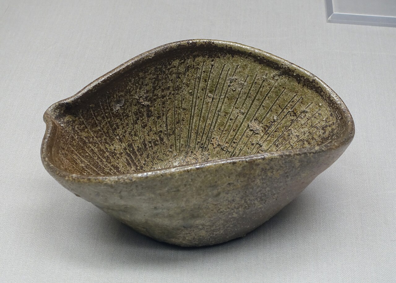 A spouted bowl in Tamba ware from northern Hyogo, Azuchi-Momoyama to Edo period