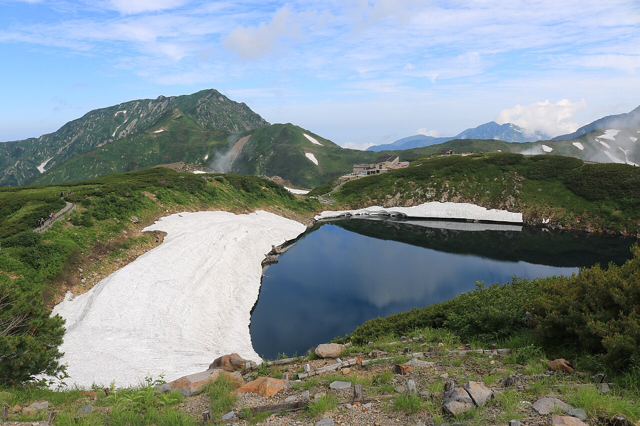 L'étang de Mikurigaike sur le plateau de Tateyama reflétant la ligne de crête alpine