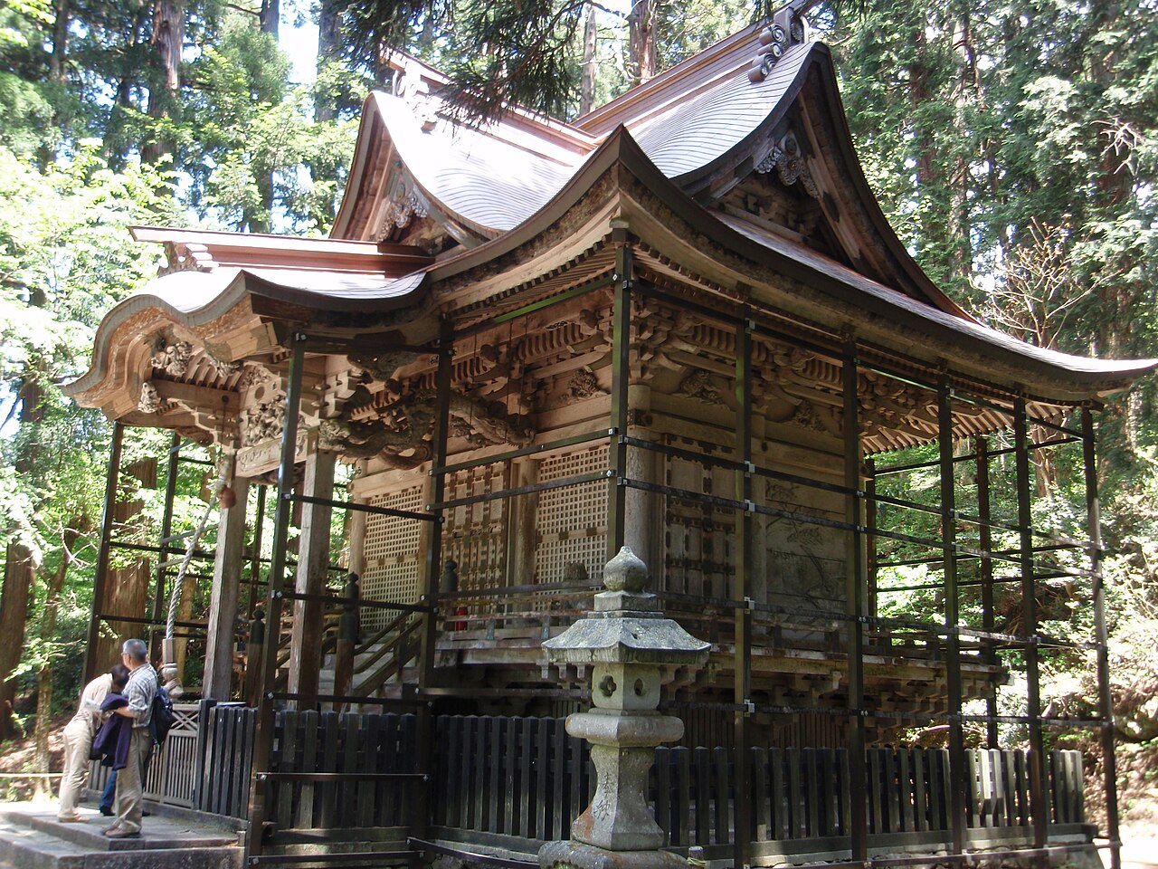 L'allée tapissée de mousse du sanctuaire Heisenji Hakusan à Fukui
