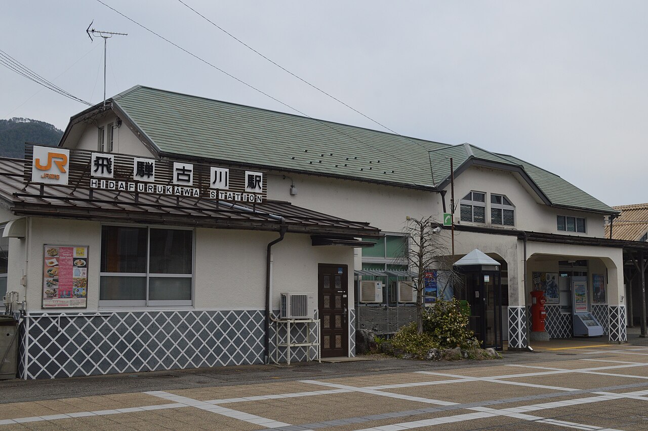 Entrepôts aux murs blancs et canaux peuplés de carpes de la vieille ville de Hida Furukawa, préfecture de Gifu