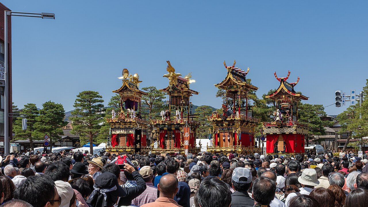 Chars de festival yatai laqués et dorés au Takayama Matsuri, préfecture de Gifu