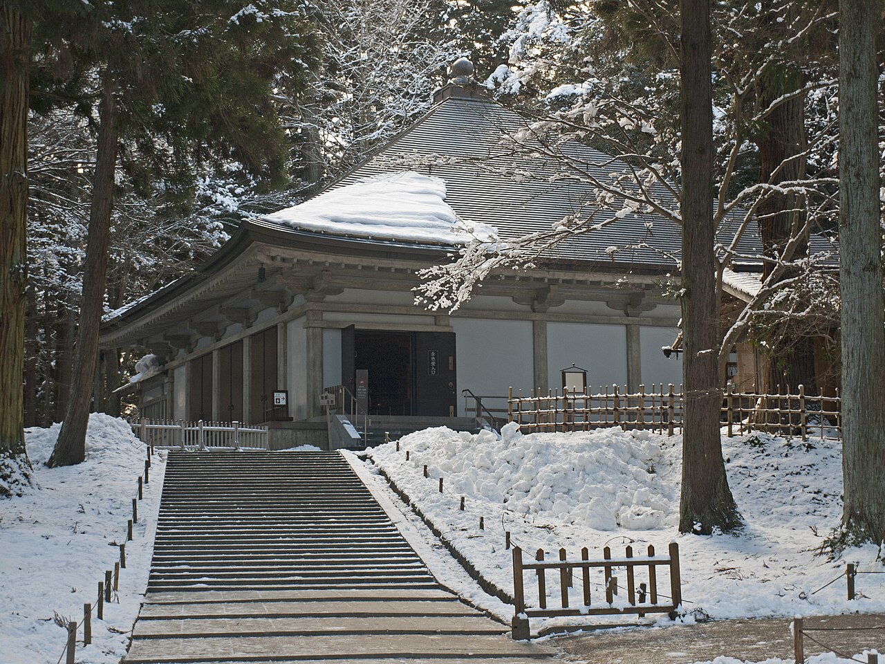 Le pavillon de protection abritant le Konjikido recouvert de feuille d'or, au temple Chuson-ji à Hiraizumi, dans le sud d'Iwate