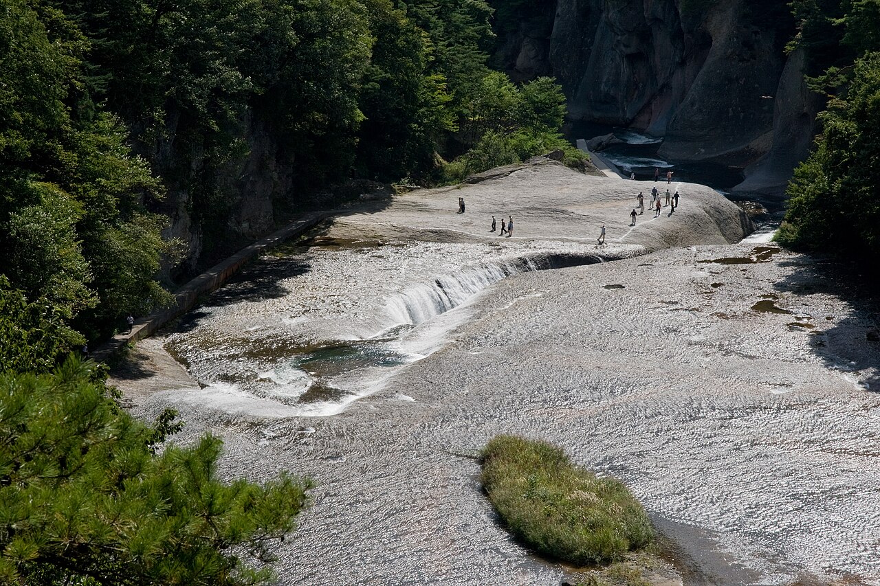 Fukiware Falls in northern Gunma, evoking the rugged Agatsuma uplands of the Jishoji folk kiln