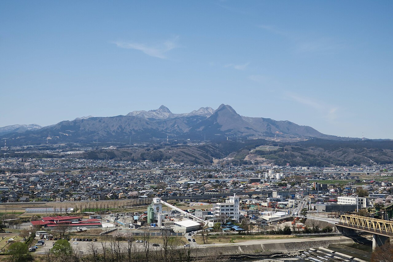 Mount Haruna, a highland volcano in Gunma whose clay-rich terrain shaped local folk kilns