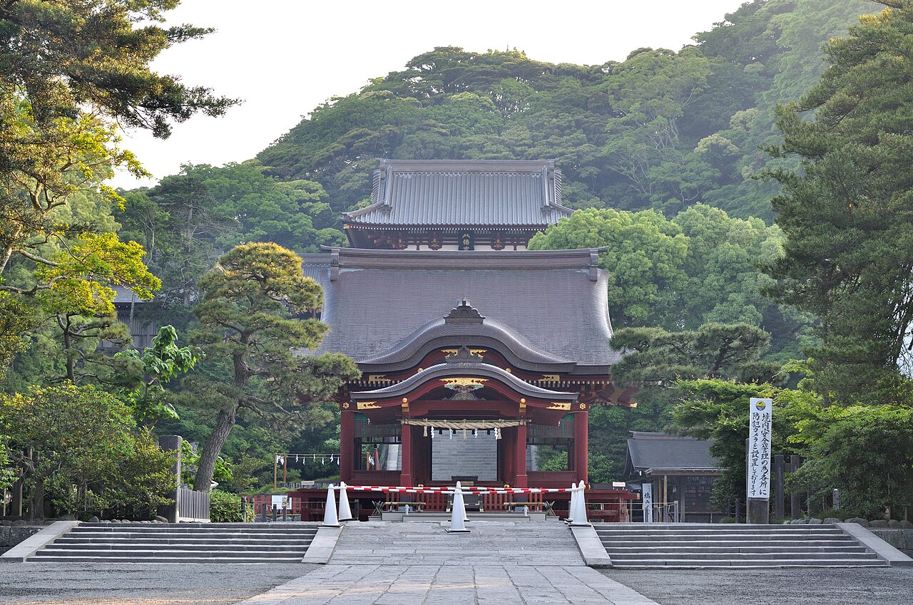 Tsurugaoka Hachimangu shrine approach and main hall in Kamakura