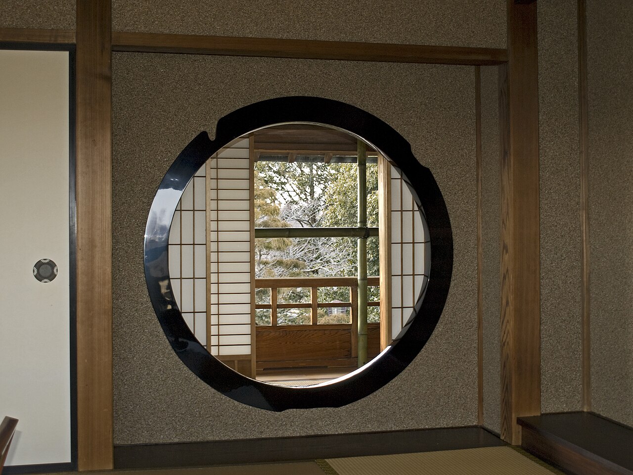 Round window in the Kōbun-tei pavilion at Kairakuen, Mito