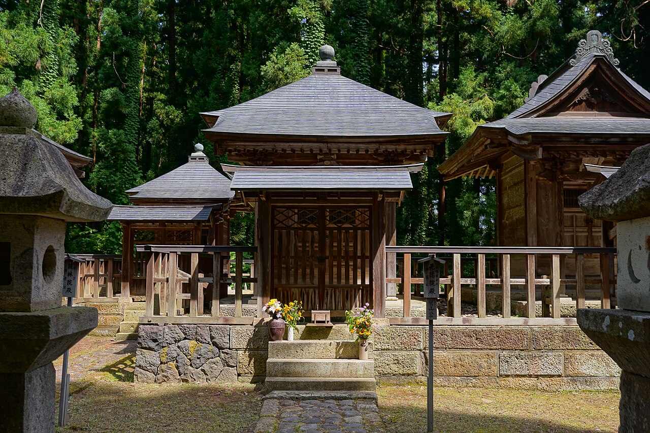 Mausoleum of Uesugi Harunori (Yōzan) in Yonezawa