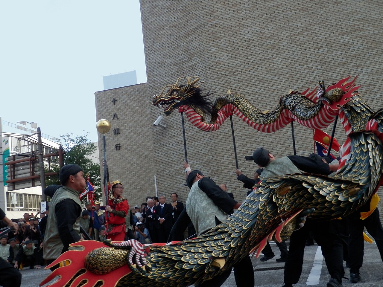 The Jaodori (dragon dance) performance of the Nagasaki Kunchi festival, with a long dragon float carried through a crowd