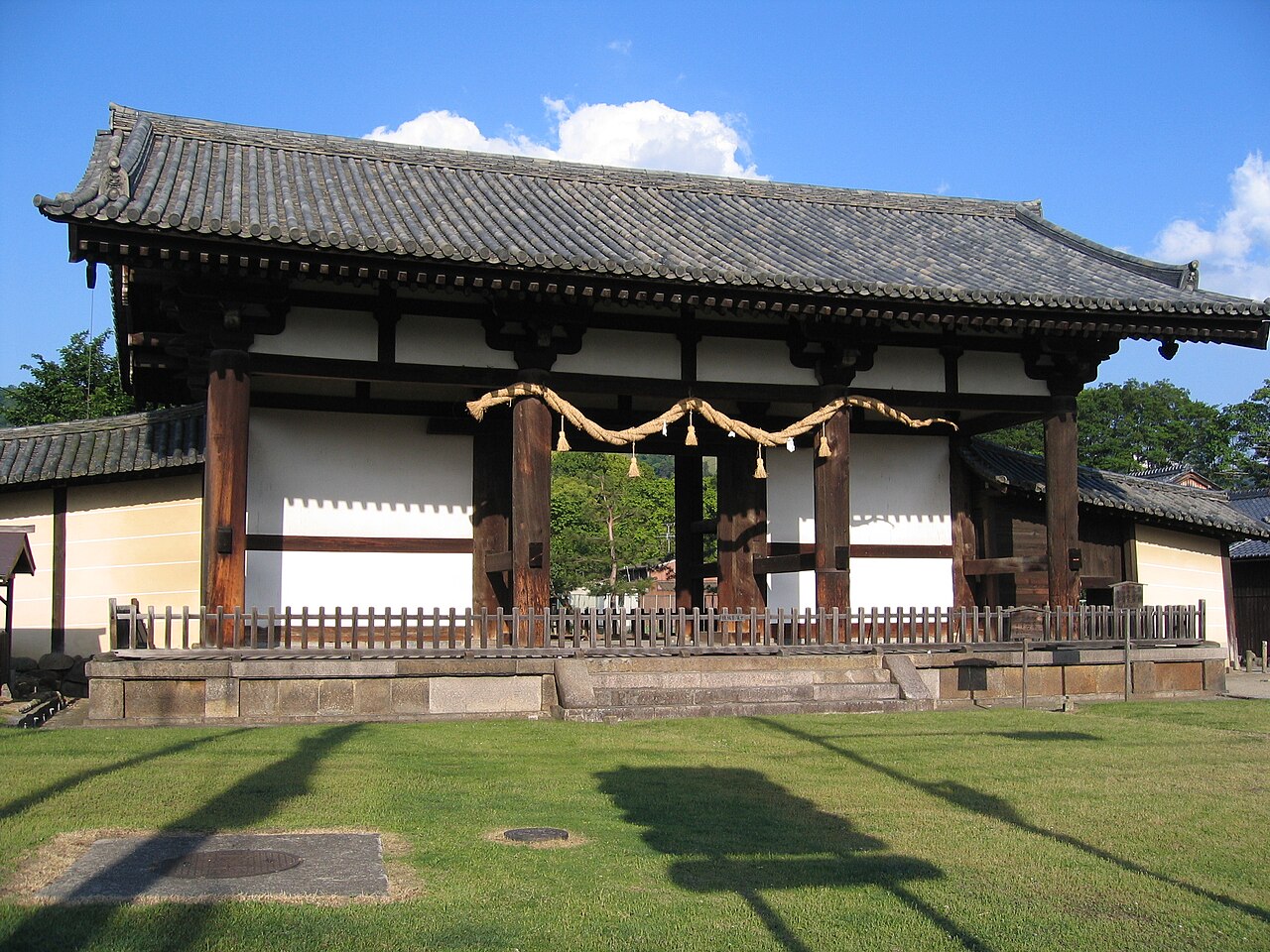 Todai-ji's Tegai Gate (Tengai-mon), which gave the Tegai school of Yamato-den swordsmiths its name