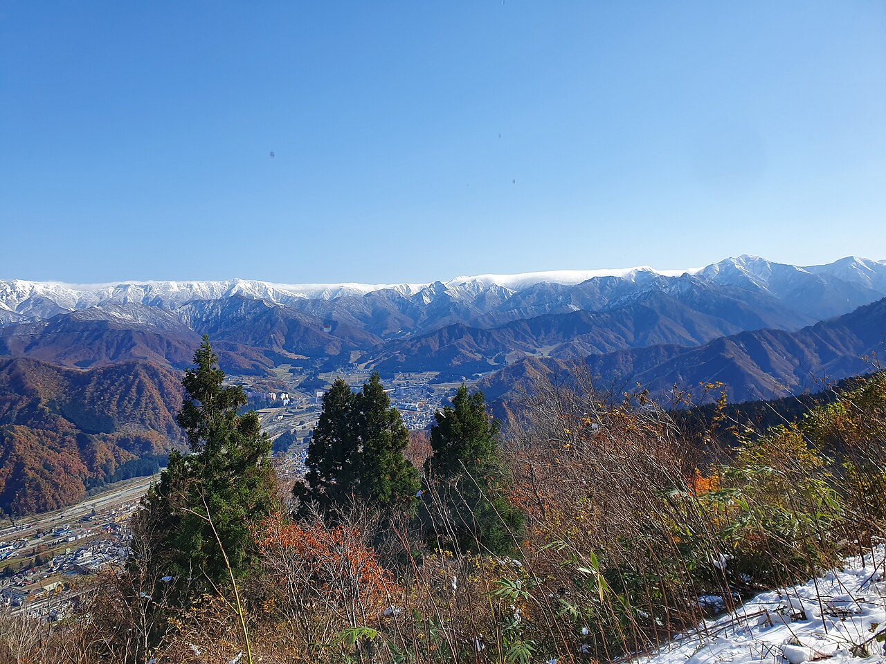 Deep snow of Echigo's Yuzawa-Uonuma country, the source of the snow fields used for yukizarashi bleaching
