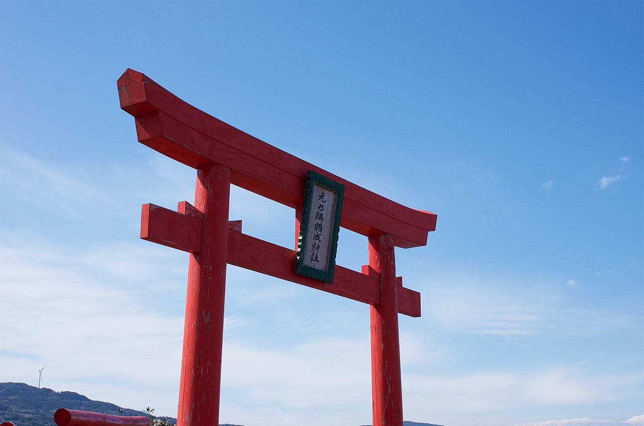 A cascade of vermilion torii gates at Motonosumi Shrine in Nagato, Yamaguchi, echoing the vermilion ground of Ouchi-nuri lacquer