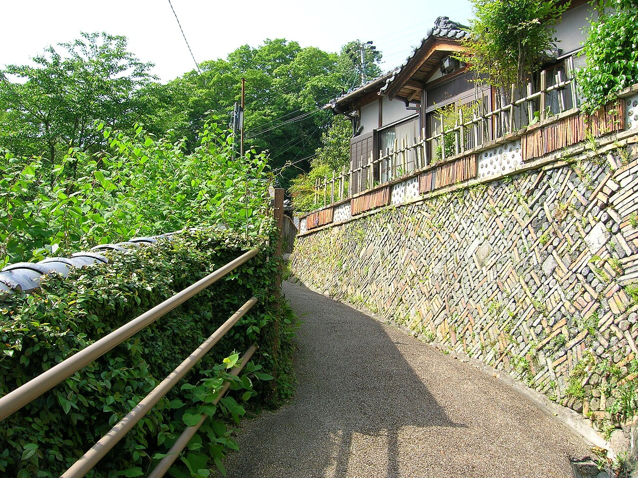 The kiln-wall path (Kamagaki no Komichi) in Seto, lined with walls built from old saggars and kiln bricks