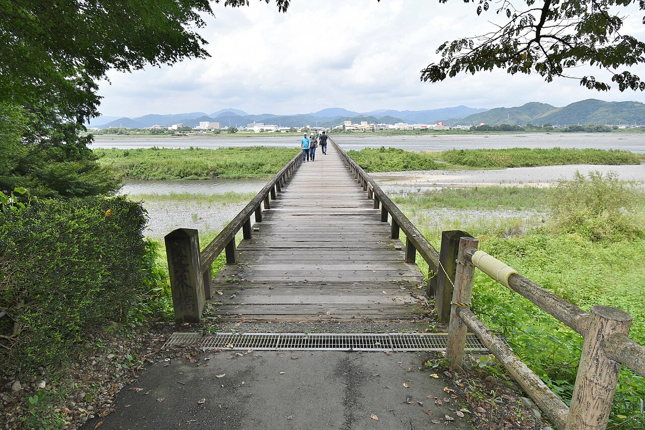 Horaibashi, the long wooden pedestrian bridge over the Oi River in Shimada