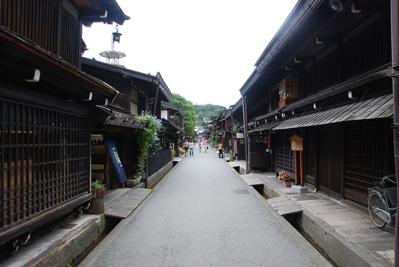 Erhaltene hölzerne Kaufmannsstraße im Viertel Sanmachi, Takayama