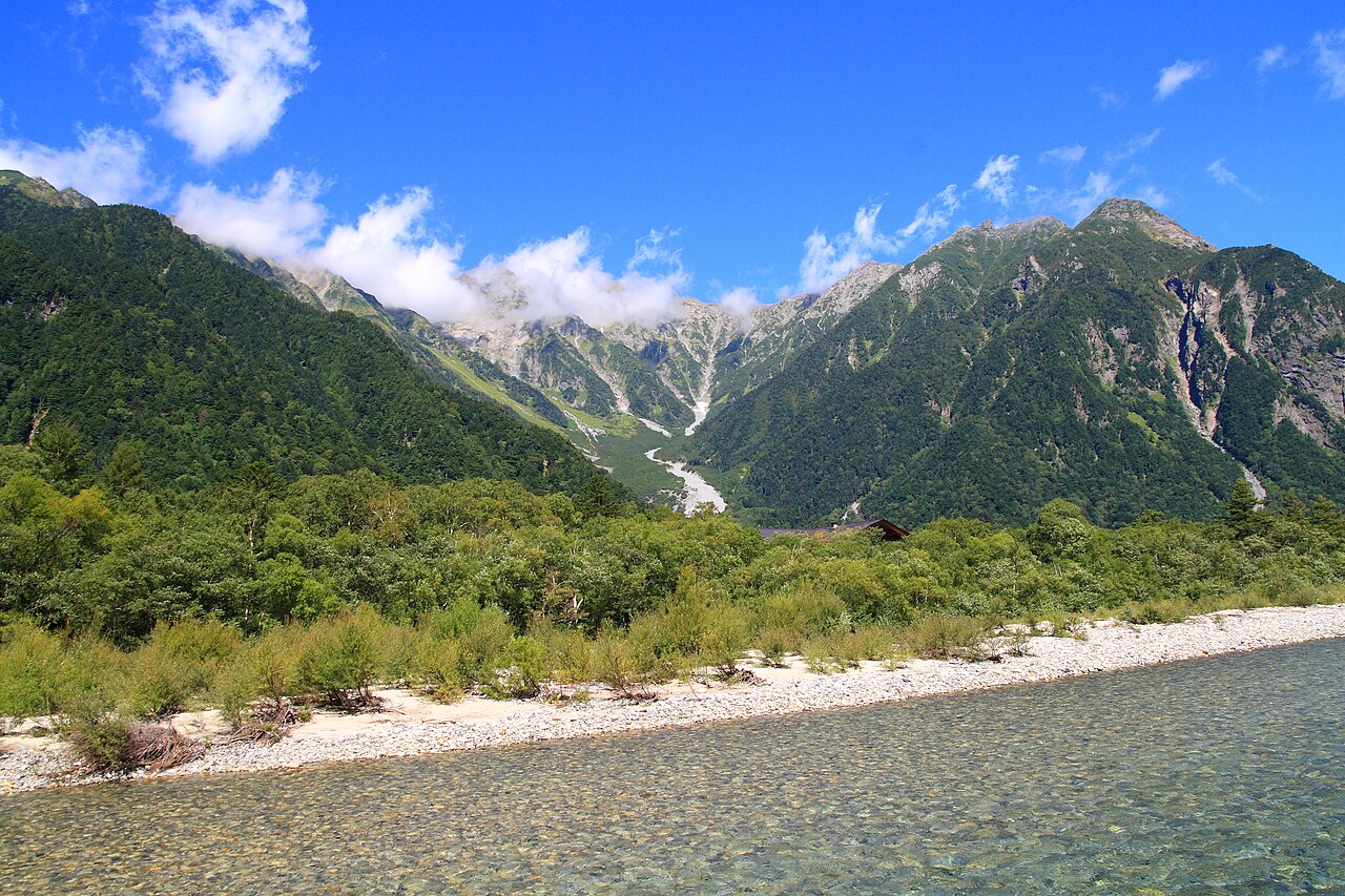 جبال الألب اليابانية الشمالية تعلو وادي Kamikochi في Nagano
